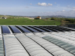 sistemi di fissaggio pannelli fotovoltaici per montaggio su tetto a cupolino fissaggio su trave Y Teknoimpianti Montegridolfo2